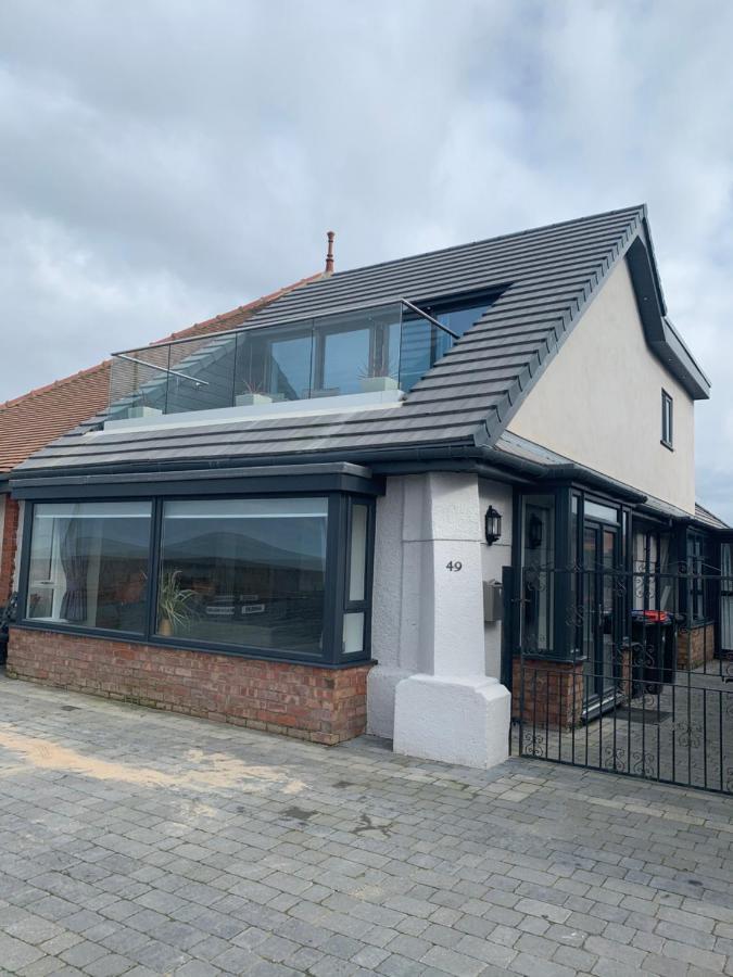 Beach House Apartment On Ground Floor With Sea View - Pet Friendly Cleveleys Bagian luar foto