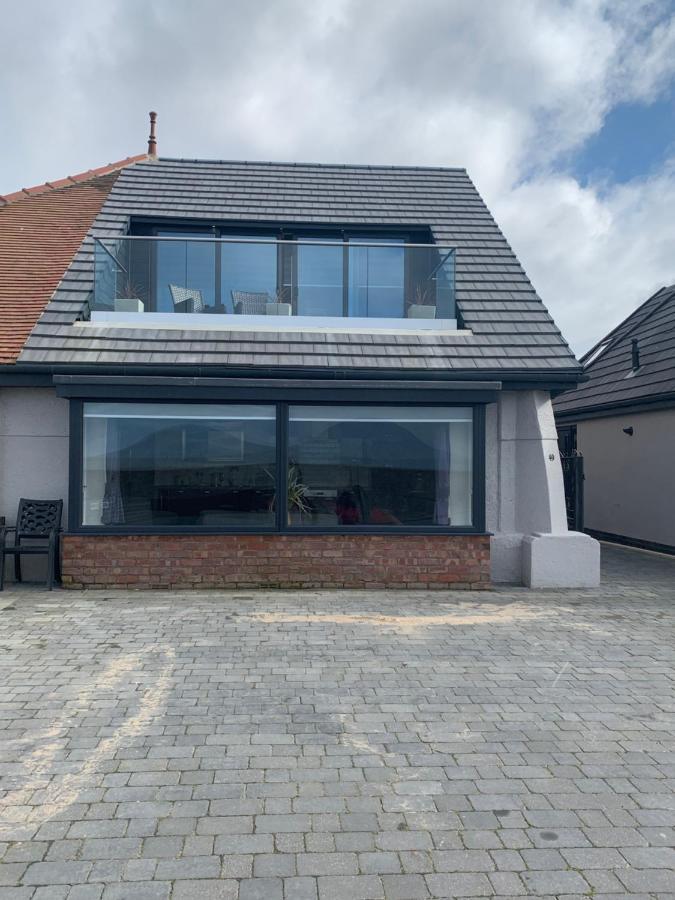 Beach House Apartment On Ground Floor With Sea View - Pet Friendly Cleveleys Bagian luar foto
