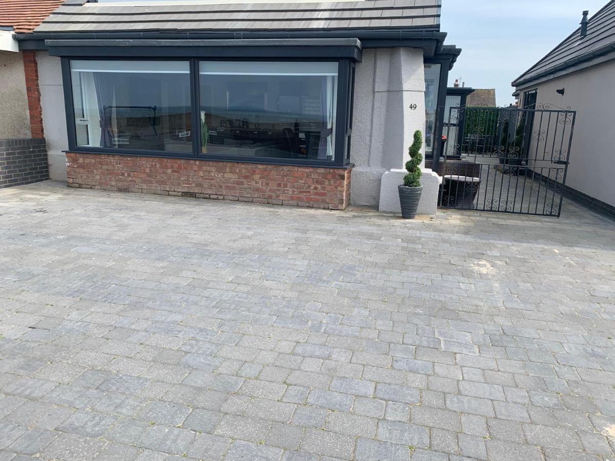 Beach House Apartment On Ground Floor With Sea View - Pet Friendly Cleveleys Bagian luar foto