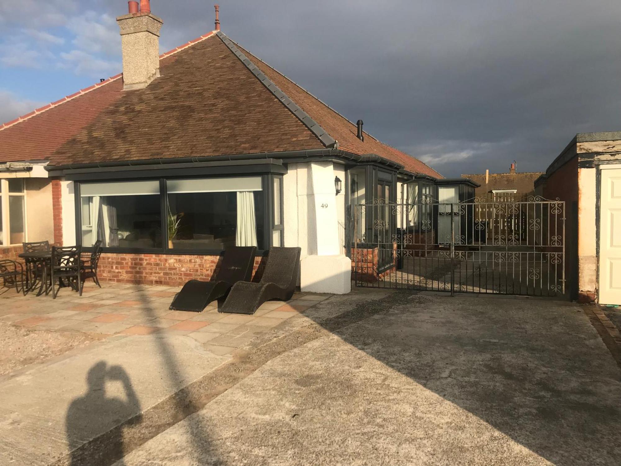 Beach House Apartment On Ground Floor With Sea View - Pet Friendly Cleveleys Bagian luar foto