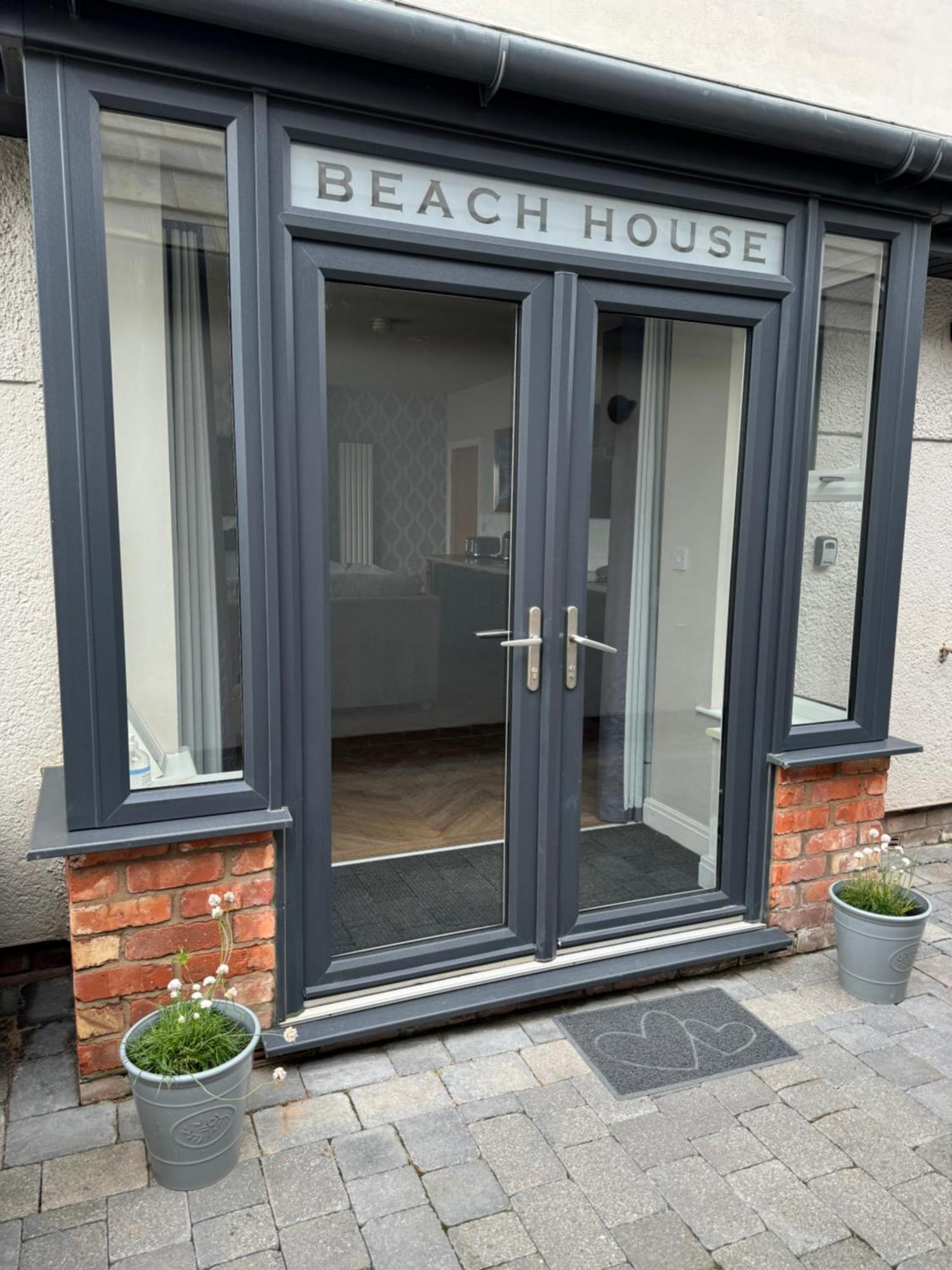 Beach House Apartment On Ground Floor With Sea View - Pet Friendly Cleveleys Bagian luar foto