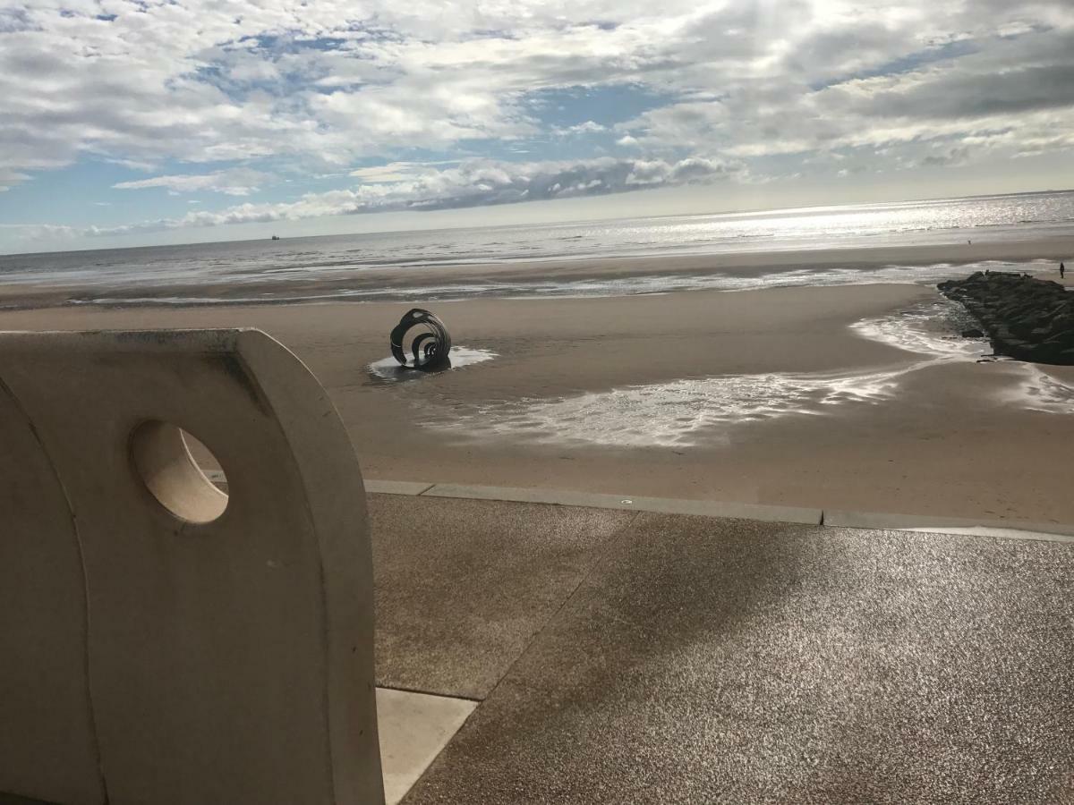 Beach House Apartment On Ground Floor With Sea View - Pet Friendly Cleveleys Bagian luar foto